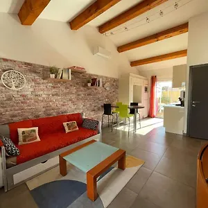 Maison F2, Neuve Au Calme Avec Jardinet Appartement
